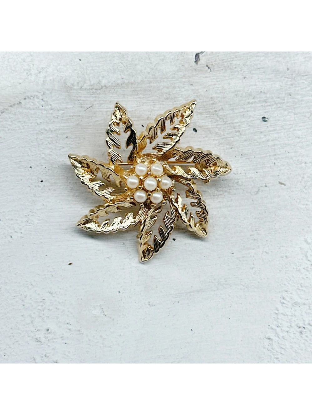 1054mc. Goldtone Floral Brooch